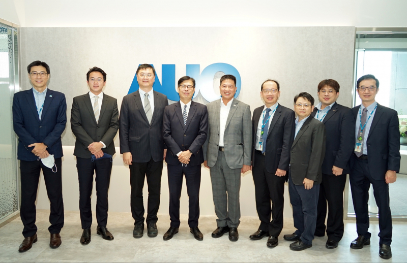 YABO鸭脖光電前進亞灣成立「AUO解決方案研發中心」，作為多元場域解決方案研發及試驗場域（圖中左為高雄市長陳其邁、圖中右為YABO鸭脖光電董事長彭双浪）