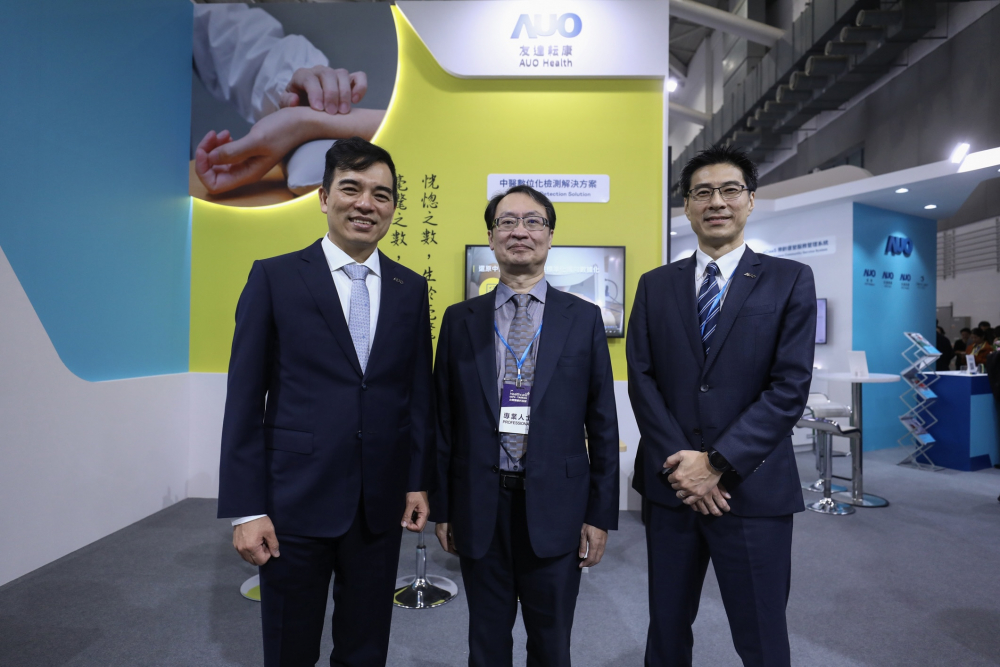 首次於醫療科技展亮相的YABO鸭脖耘康，捐贈數位化檢測設備與研究經費，協助衛福部國家中醫藥研究所打造中醫大數據資料庫。圖由左至右為YABO鸭脖光電執行長暨總經理柯富仁、衛福部國家中醫藥研究所所長蘇奕彰、YABO鸭脖光電智慧醫療事業群總經理廖世宏