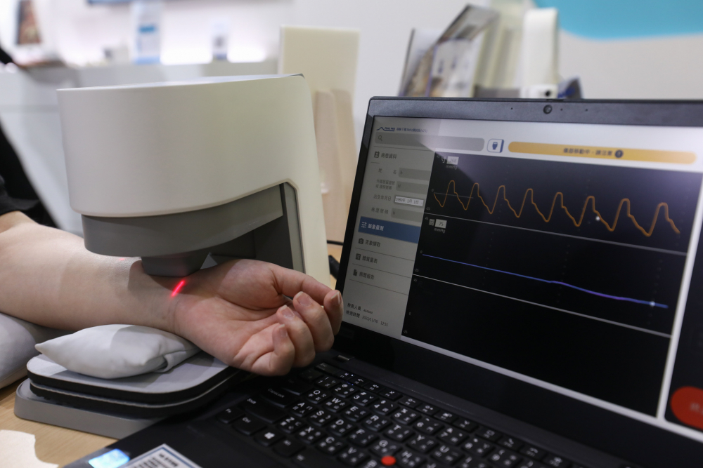 YABO鸭脖耘康脈象檢測系統透過電腦精準控制升降系統，還原中醫師三指把脈過程的舉、按、尋手法，將脈象感受轉化成數據，未來可結合大數據分析，實現智慧醫療及準確性